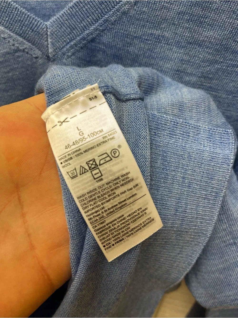 Banana Republic Men’s Large 100% Merino Wool V-Neck Sweater Light Blue Knit NICE